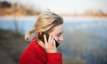 Девушка с телефоном