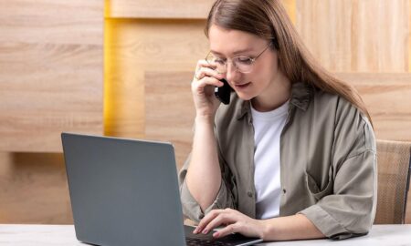 новгородка сидит в интернете