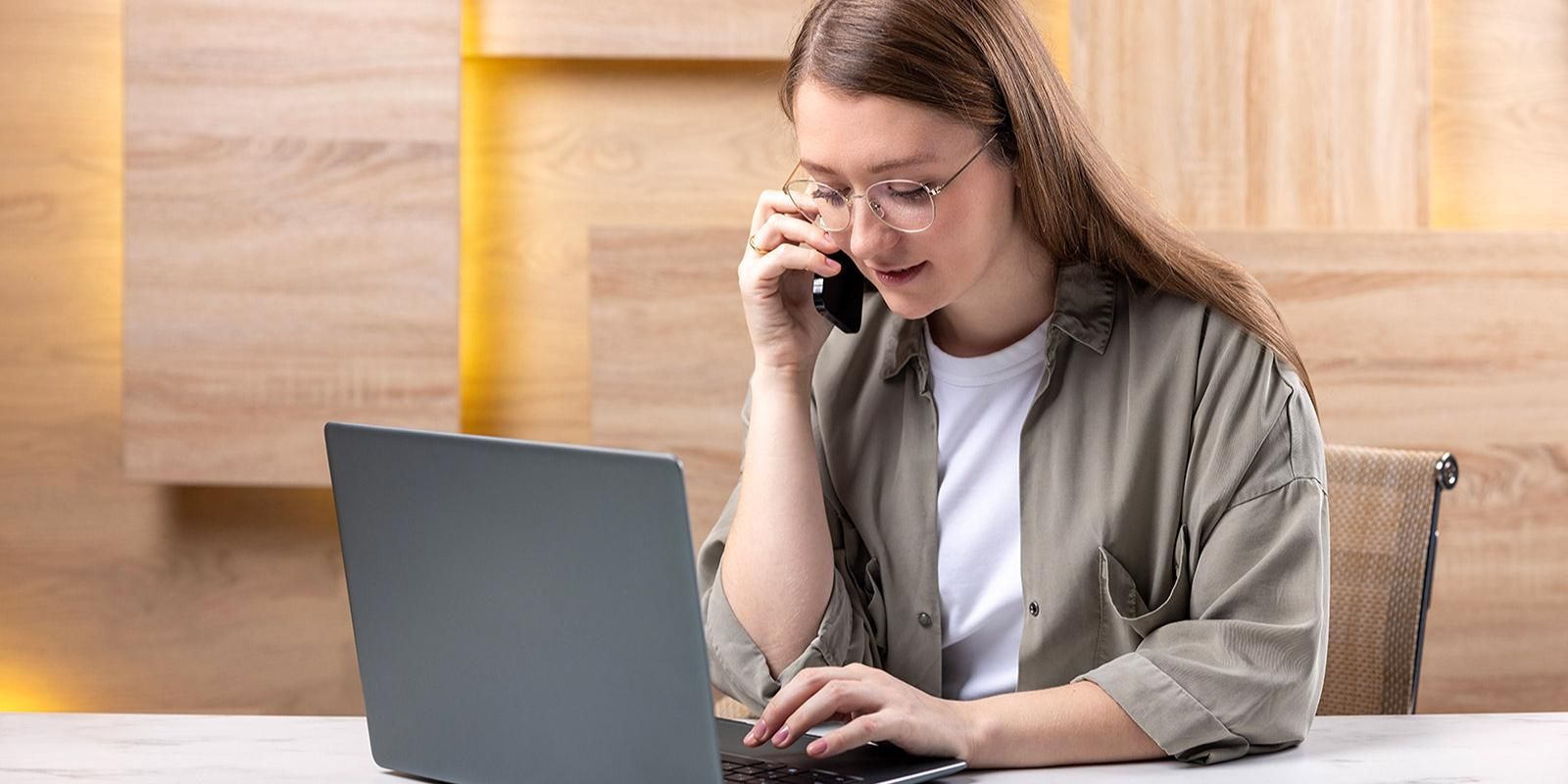 новгородка сидит в интернете