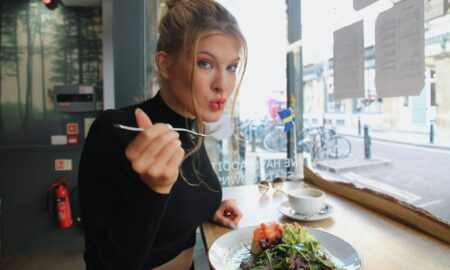 Девушка ест салат