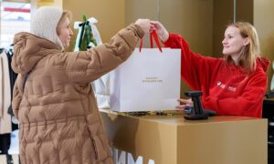 женщина делает покупки