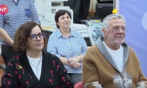 alt Андрей Ургант в библиотеке