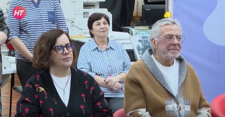 alt Андрей Ургант в библиотеке