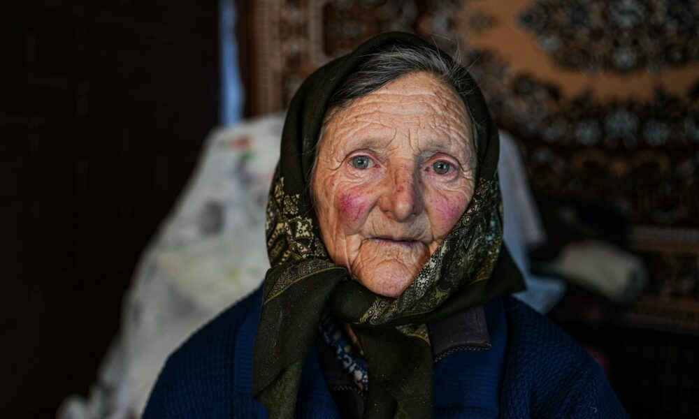 Бабушка в платке грустная