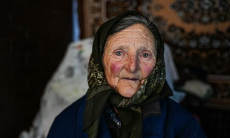 Бабушка в платке грустная