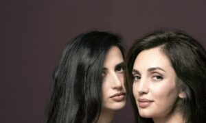 Две девушки