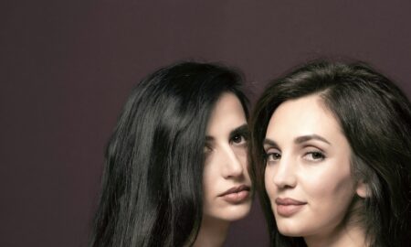 Две девушки