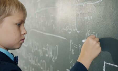 Мальчик пишет на доске