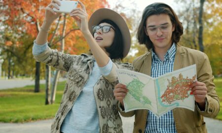 Туристы с картой