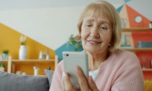 Бабушка говорит по телефону