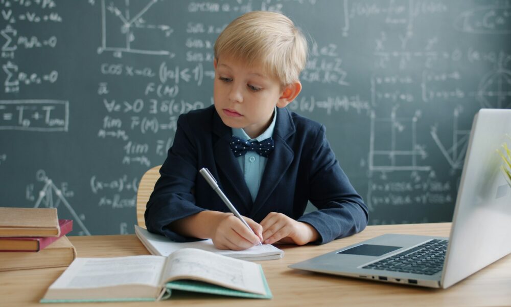 Мальчик решает примеры математические