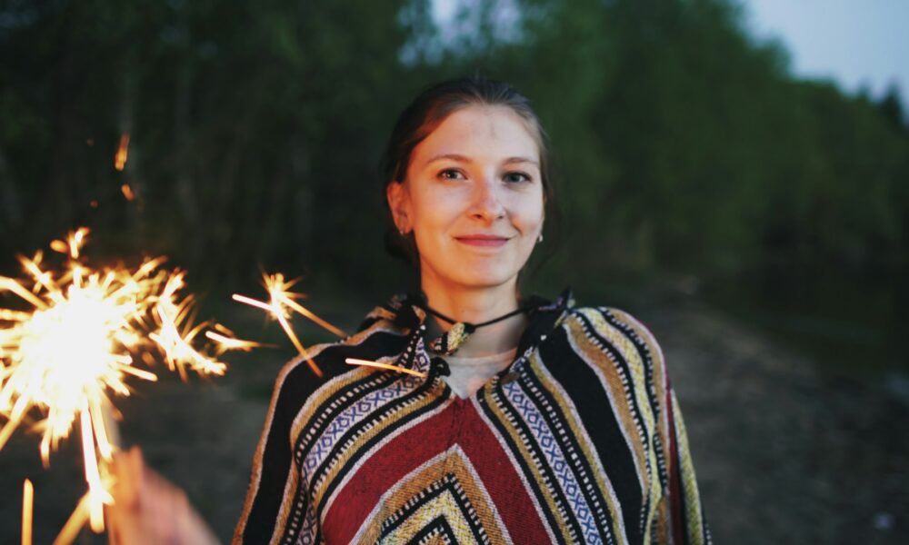 Девушка с бенгальскими огнями