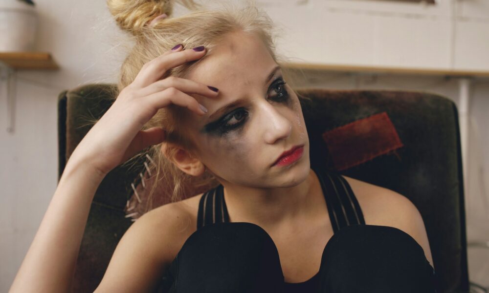 Девушка плачет