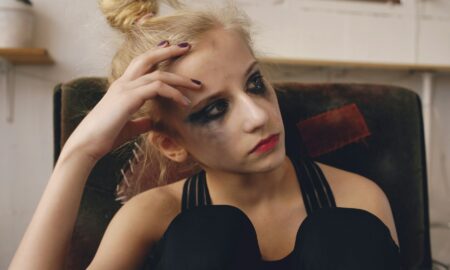 Девушка плачет