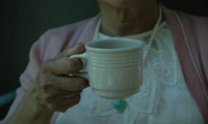 Бабушка с кружкой