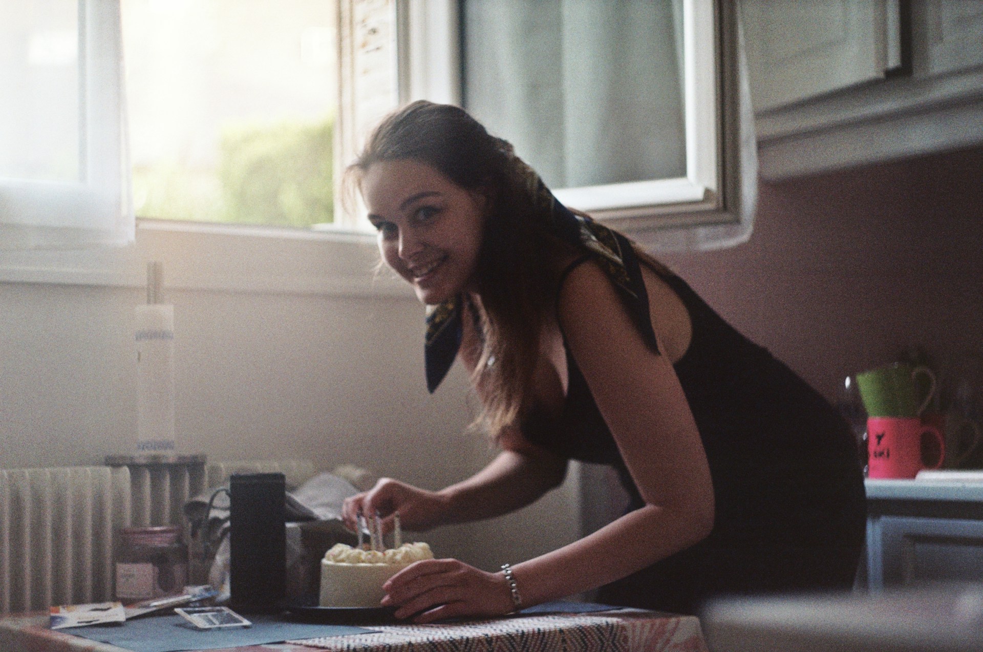 Девушка ест завтрак