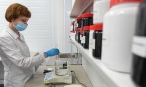 alt врач делает пробы