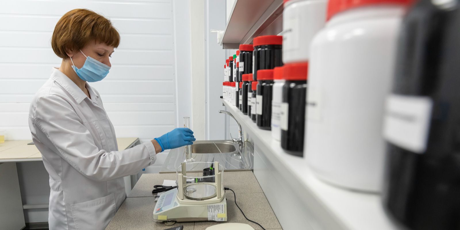 alt врач делает пробы