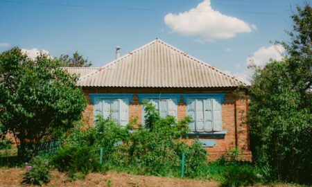 alt загородный дом из кирпича