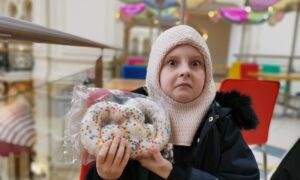 Ребенок с пряником