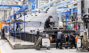 рабочие на заводе