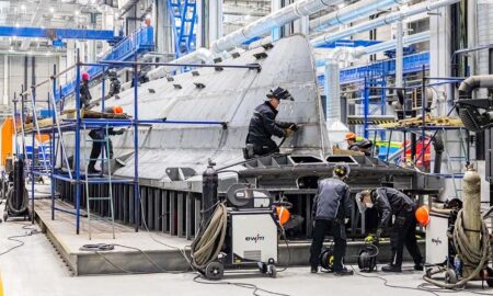 рабочие на заводе