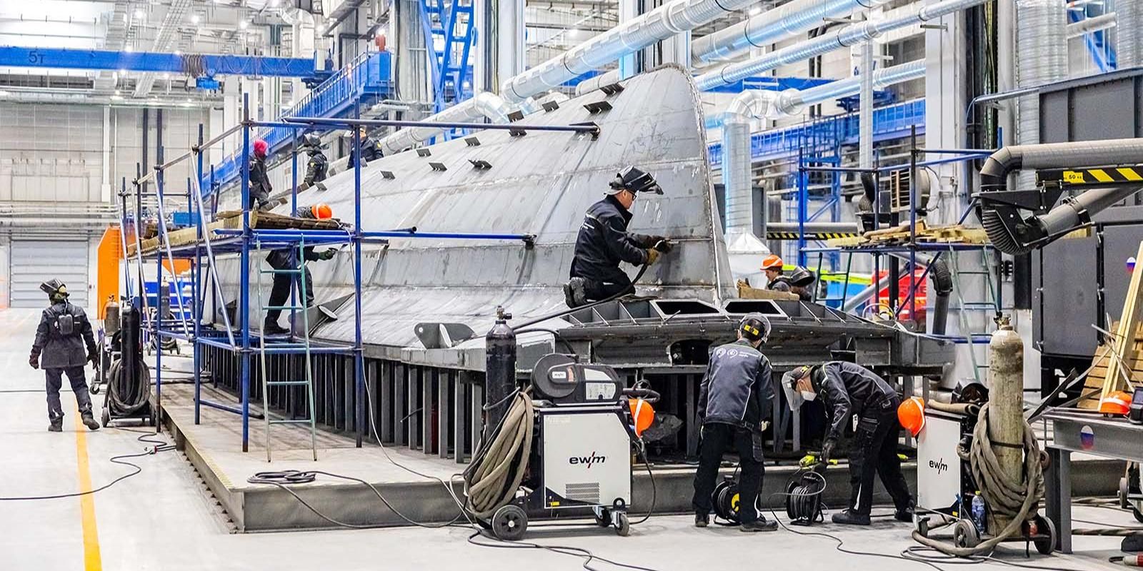 рабочие на заводе