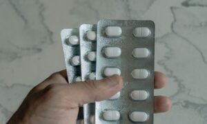 Лекарства в руках у бабушки