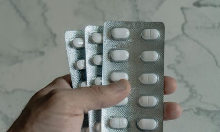 Лекарства в руках у бабушки