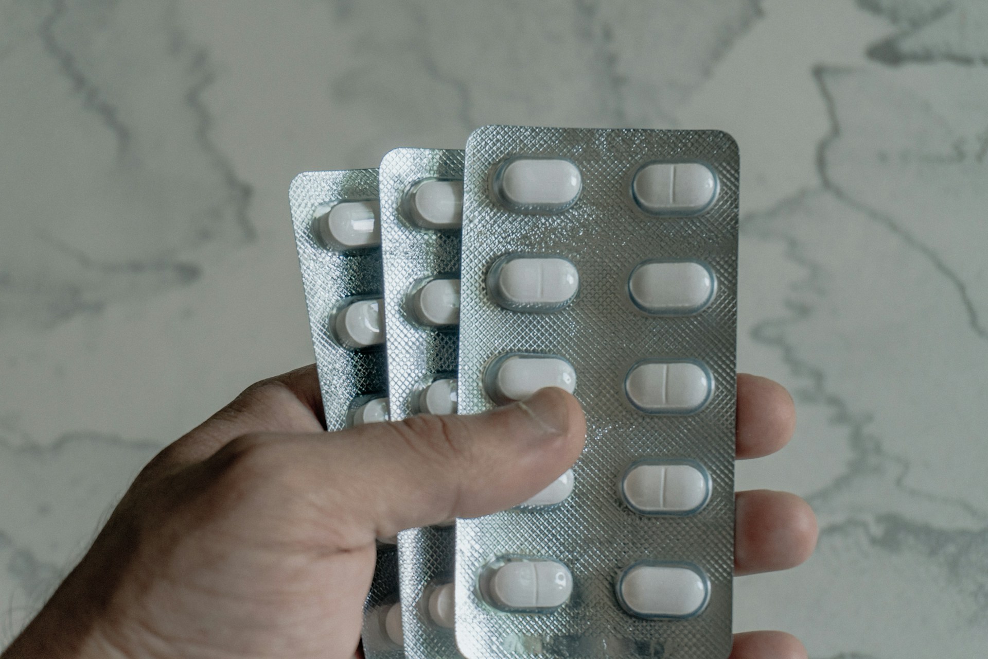 Лекарства в руках у бабушки