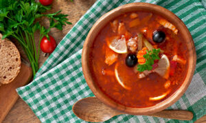 Солянка в суповой тарелке