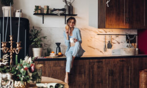 Девушка в пижаме завтракает на кухне