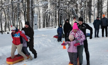 alt люди занимаются спортом
