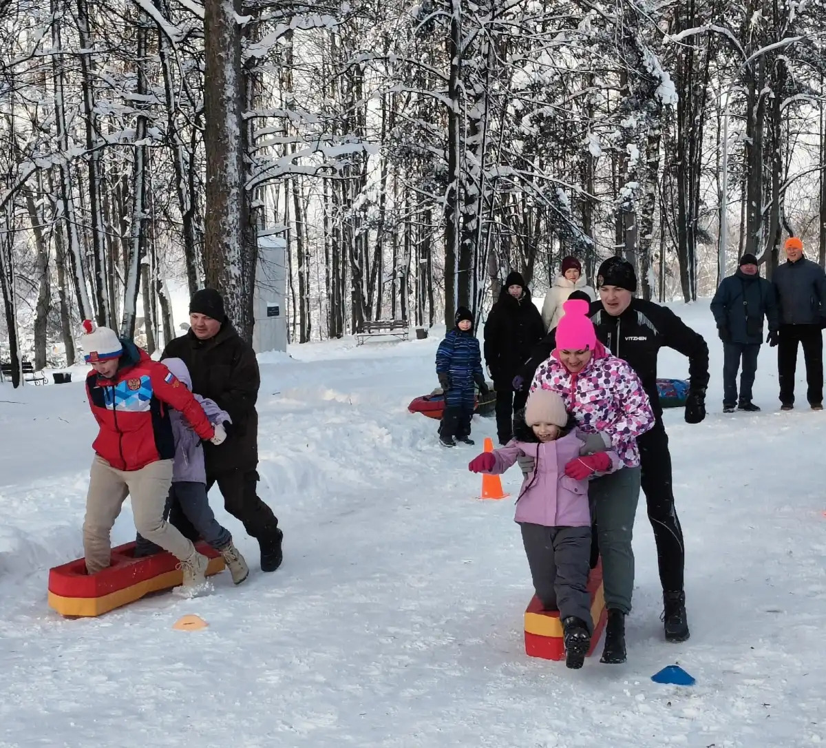 alt люди занимаются спортом
