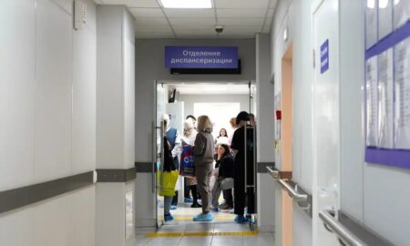 alt люди в поликлинике