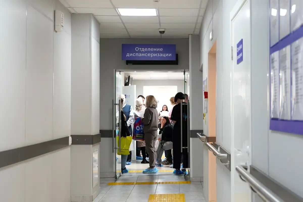 alt люди в поликлинике