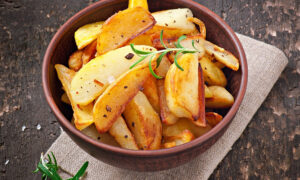 Жареная картошка на тарелке