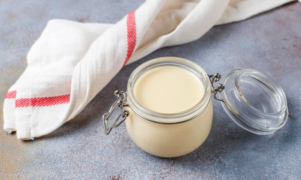 Домашняя сметана в банке