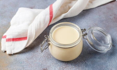 Домашняя сметана в банке