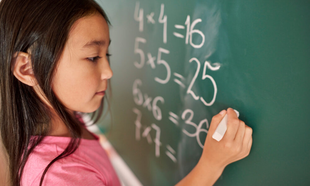 Девочка в школе у доски