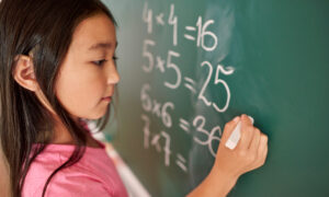 Девочка в школе у доски