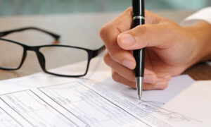 Подписывают документы