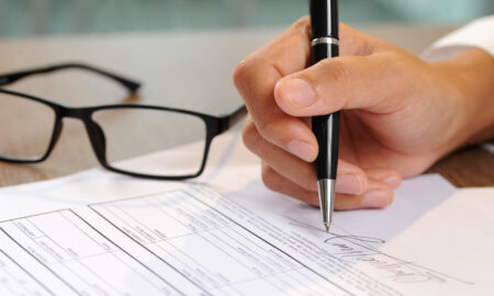 Подписывают документы