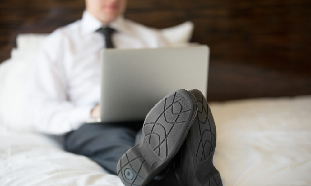 Мужчина в обуви на кровати