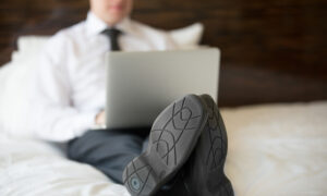 Мужчина в обуви на кровати