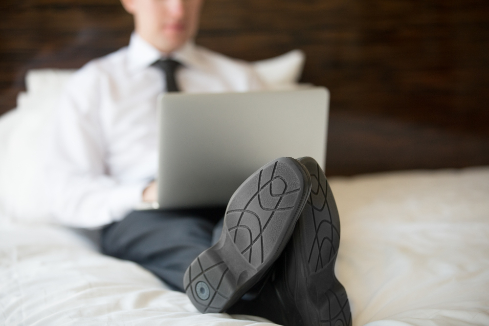 Мужчина в обуви на кровати