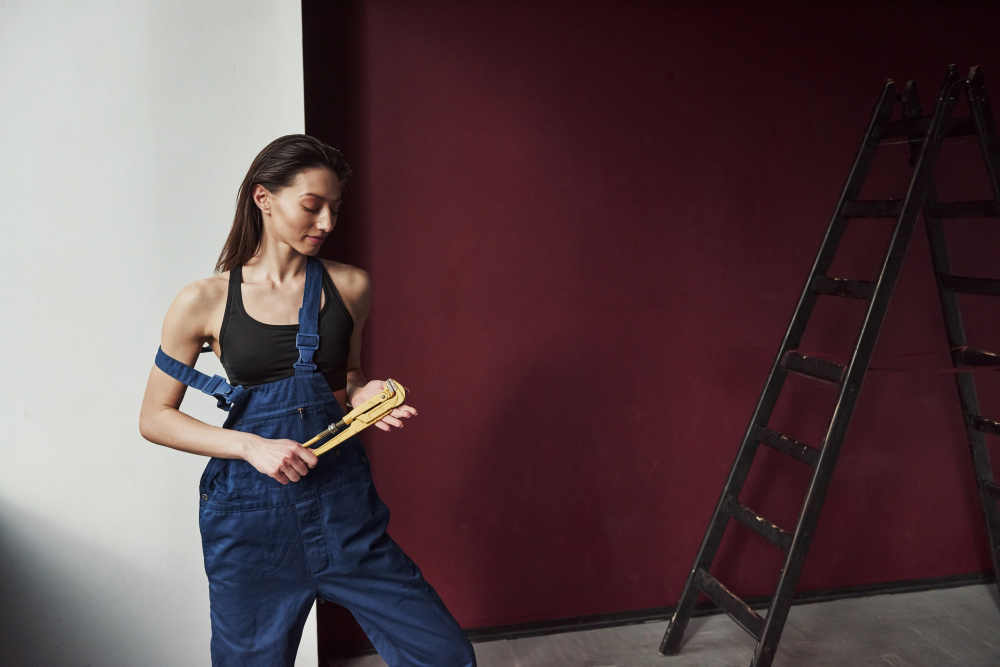 Девушка красит стену в винный цвет