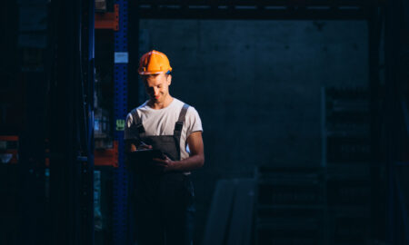 шахтер в оранжевой каске