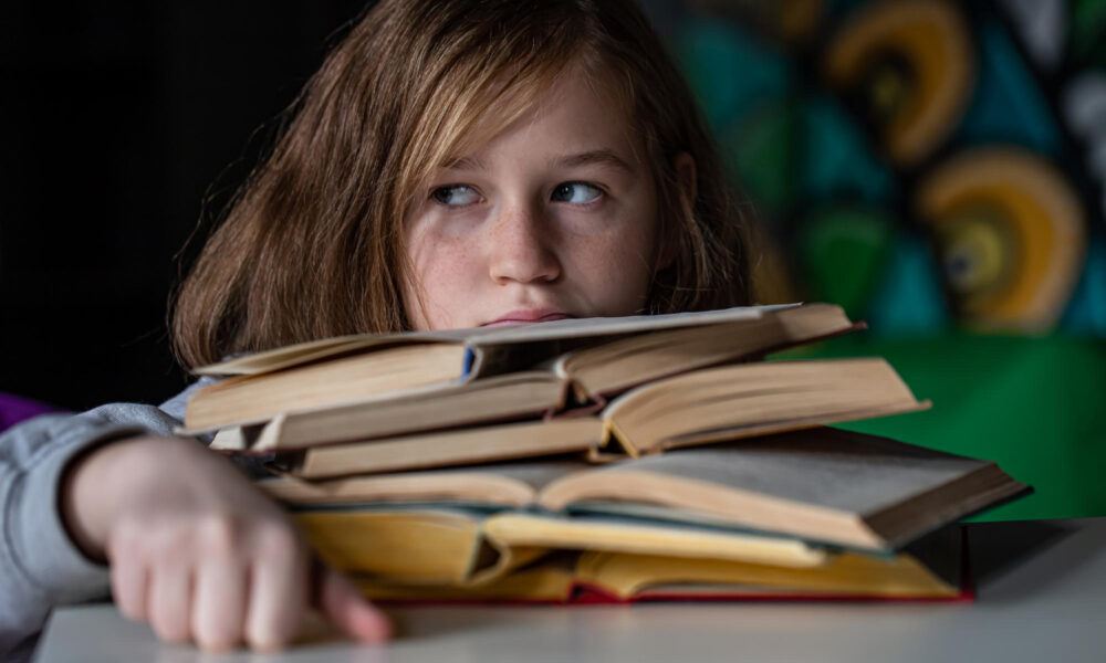 Девочка с учебниками
