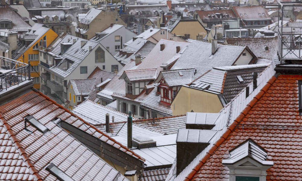 Крыши частных домов в снегу